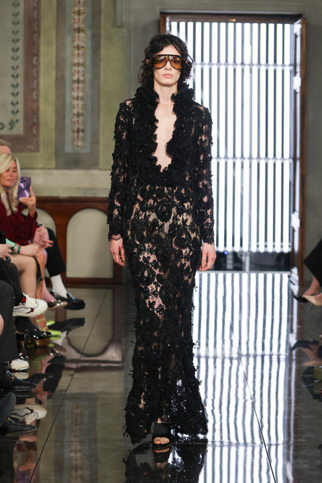 Gucci Cruise 2026: Cú chốt hoài niệm giữa cơn khủng hoảng, mở đường cho Demna bước vào cuộc chơi- Ảnh 14. Gucci Cruise 2026: Cú chốt hoài niệm giữa cơn khủng hoảng, mở đường cho Demna bước vào cuộc chơi- Ảnh 14.