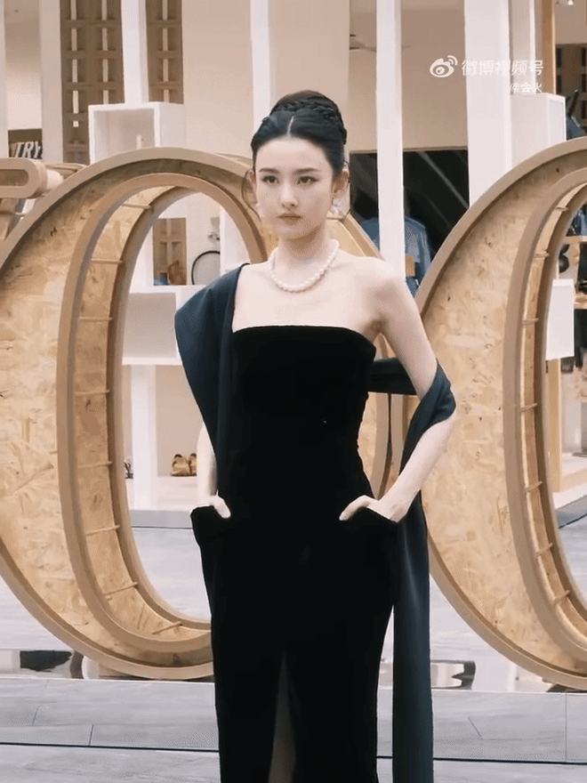 Mỹ nữ lấn lướt Lưu Diệc Phi đẹp bất chấp cam thường tại tiệc Vogue, nhưng vẫn phải dè chừng 1 người- Ảnh 11. Mỹ nữ lấn lướt Lưu Diệc Phi đẹp bất chấp cam thường tại tiệc Vogue, nhưng vẫn phải dè chừng 1 người- Ảnh 11.