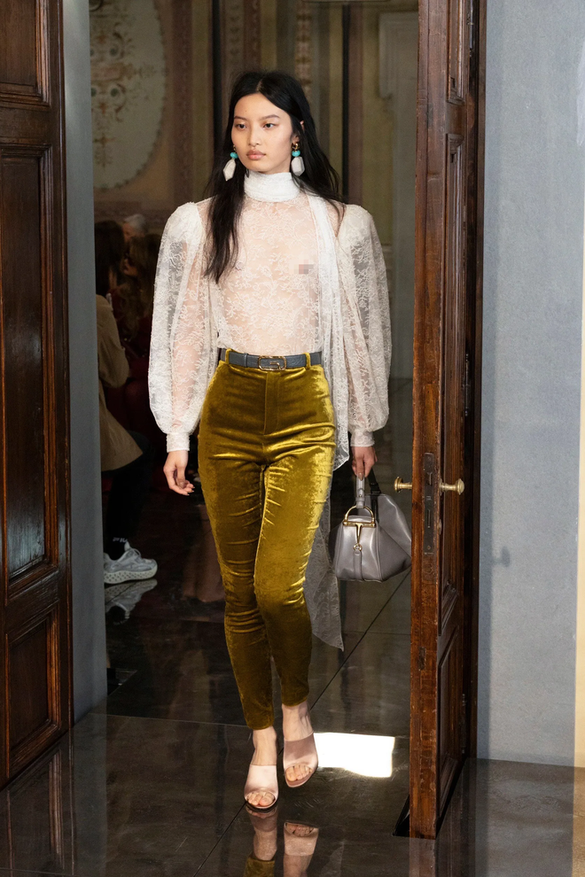 Gucci Cruise 2026: Cú chốt hoài niệm giữa cơn khủng hoảng, mở đường cho Demna bước vào cuộc chơi- Ảnh 7. Gucci Cruise 2026: Cú chốt hoài niệm giữa cơn khủng hoảng, mở đường cho Demna bước vào cuộc chơi- Ảnh 7.