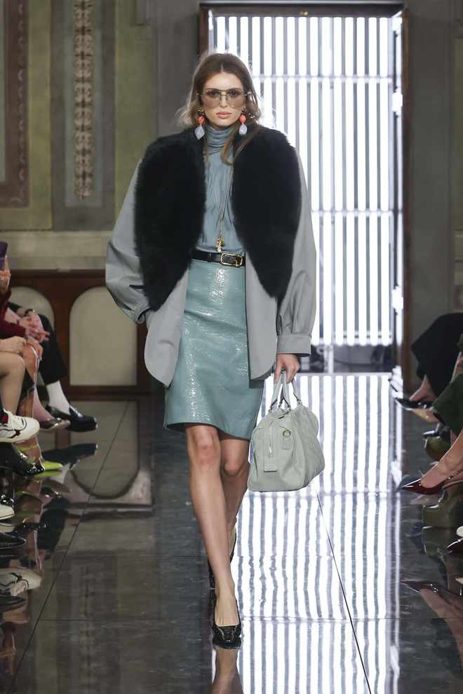 Gucci Cruise 2026: Cú chốt hoài niệm giữa cơn khủng hoảng, mở đường cho Demna bước vào cuộc chơi- Ảnh 18. Gucci Cruise 2026: Cú chốt hoài niệm giữa cơn khủng hoảng, mở đường cho Demna bước vào cuộc chơi- Ảnh 18.