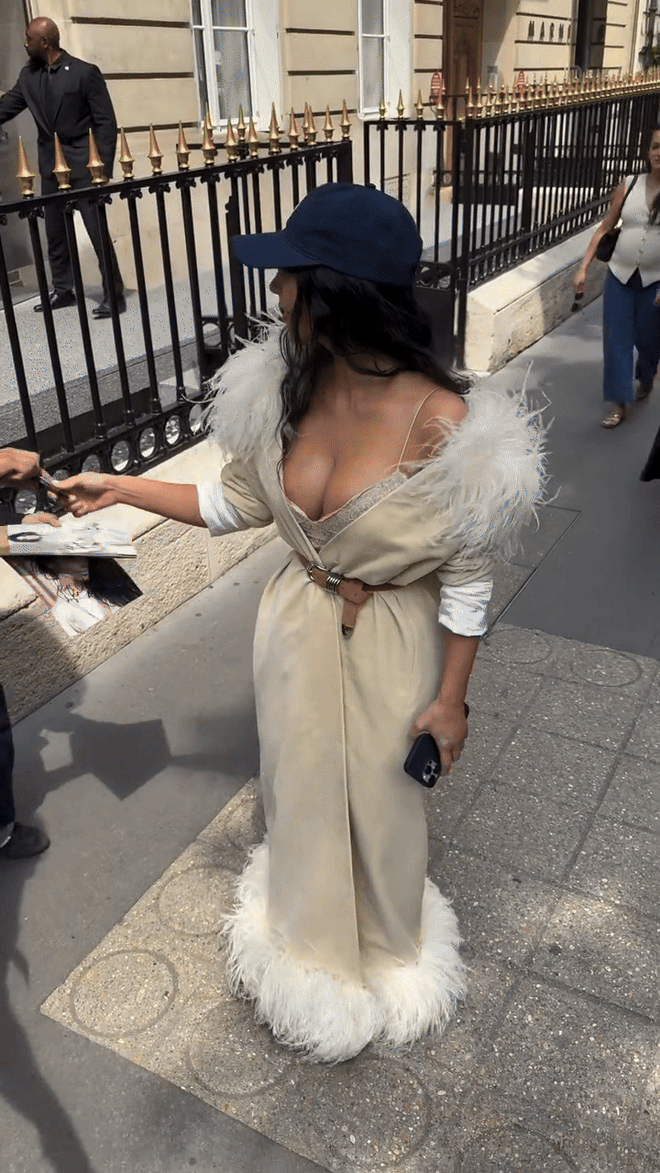 Kim Kardashian mặc phản cảm tới khó hiểu, chiêu trò mới hay sao?- Ảnh 13. Kim Kardashian mặc phản cảm tới khó hiểu, chiêu trò mới hay sao?- Ảnh 13.