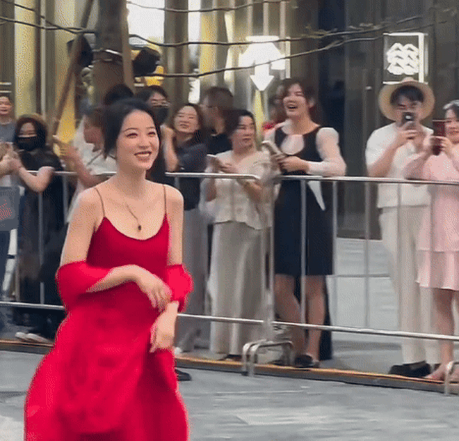 Mỹ nữ lấn lướt Lưu Diệc Phi đẹp bất chấp cam thường tại tiệc Vogue, nhưng vẫn phải dè chừng 1 người- Ảnh 19. Mỹ nữ lấn lướt Lưu Diệc Phi đẹp bất chấp cam thường tại tiệc Vogue, nhưng vẫn phải dè chừng 1 người- Ảnh 19.