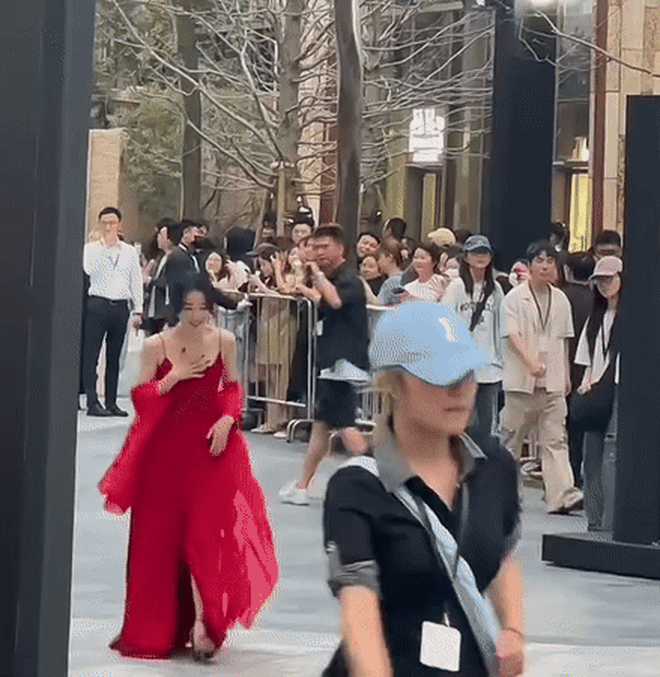 Mỹ nữ lấn lướt Lưu Diệc Phi đẹp bất chấp cam thường tại tiệc Vogue, nhưng vẫn phải dè chừng 1 người- Ảnh 20. Mỹ nữ lấn lướt Lưu Diệc Phi đẹp bất chấp cam thường tại tiệc Vogue, nhưng vẫn phải dè chừng 1 người- Ảnh 20.