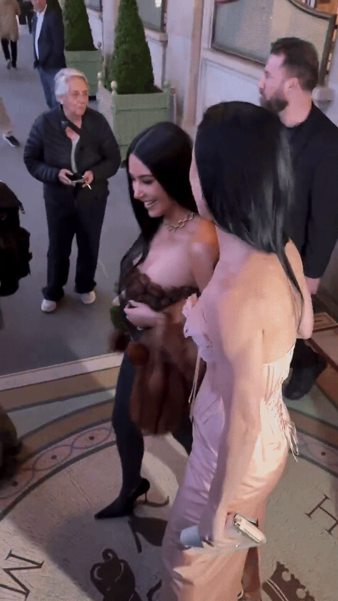 Kim Kardashian mặc phản cảm tới khó hiểu, chiêu trò mới hay sao?- Ảnh 5. Kim Kardashian mặc phản cảm tới khó hiểu, chiêu trò mới hay sao?- Ảnh 5.