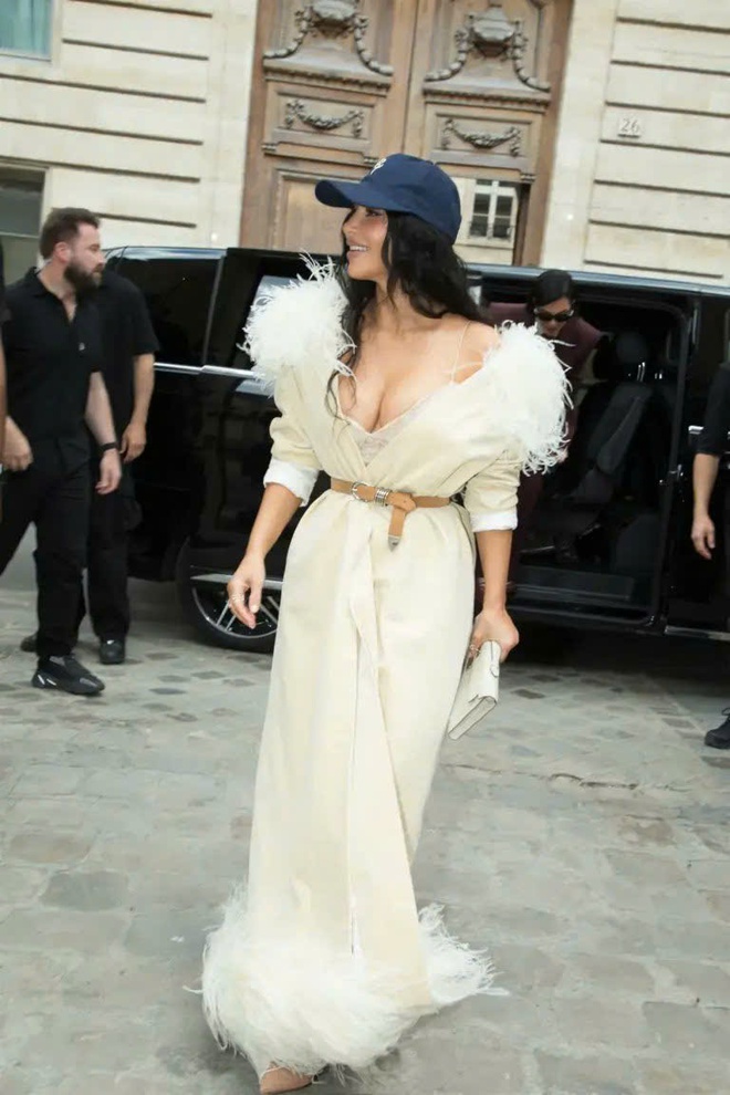 Kim Kardashian mặc phản cảm tới khó hiểu, chiêu trò mới hay sao?- Ảnh 8. Kim Kardashian mặc phản cảm tới khó hiểu, chiêu trò mới hay sao?- Ảnh 8.