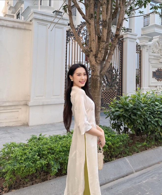 Tiểu thư Hà Thành cưới cầu thủ đình đám: Ở nhà chăm con vẫn kiếm tiền ầm ầm, xây biệt thự "khủng"- Ảnh 4. Tiểu thư Hà Thành cưới cầu thủ đình đám: Ở nhà chăm nha cai hi88 vẫn kiếm tiền ầm ầm, xây biệt thự "khủng"- Ảnh 4.