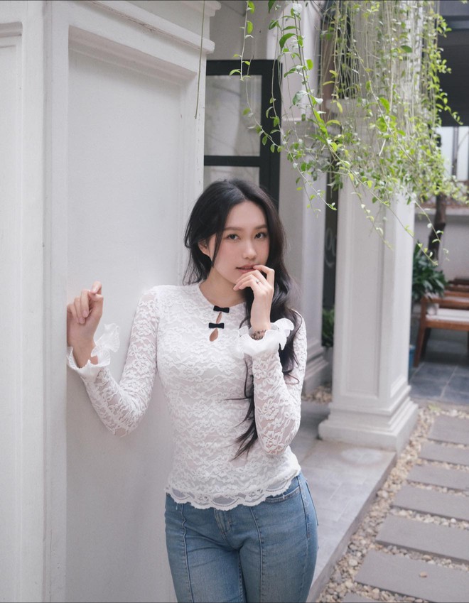 Tiểu thư Hà Thành cưới cầu thủ đình đám: Ở nhà chăm con vẫn kiếm tiền ầm ầm, xây biệt thự "khủng"- Ảnh 3. Tiểu thư Hà Thành cưới cầu thủ đình đám: Ở nhà chăm nha cai hi88 vẫn kiếm tiền ầm ầm, xây biệt thự "khủng"- Ảnh 3.