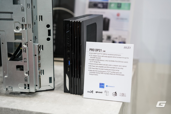 Dạo qua gian hàng MSI tại Computex 2025: GPU mạ Titan, tản nhiệt CPU mà có màn hình... to như smartphone- Ảnh 3. Dạo qua gian hàng MSI tại Computex 2025: GPU mạ Titan, tản nhiệt CPU mà có màn hình... to như smartphone- Ảnh 3.