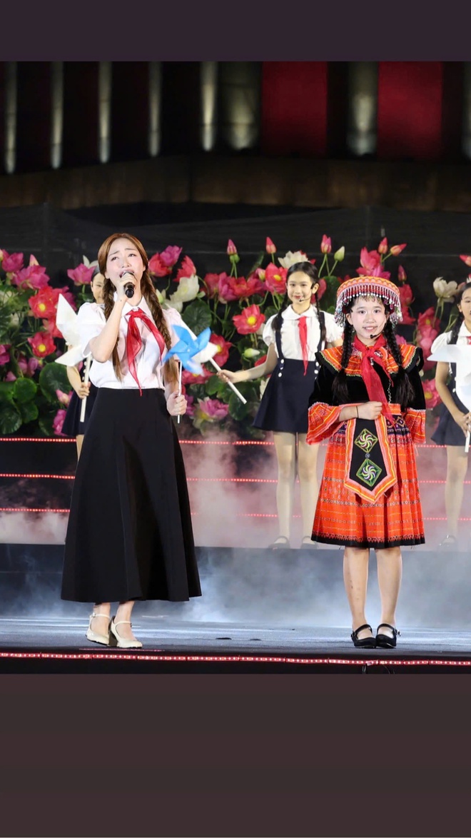 Ca sĩ nhí vừa biểu diễn cùng Hòa Minzy trên Quảng trường Ba Đình là ai?- Ảnh 3. Ca sĩ nhí vừa biểu diễn cùng Hòa Minzy trên Quảng trường Ba Đình là ai?- Ảnh 3.