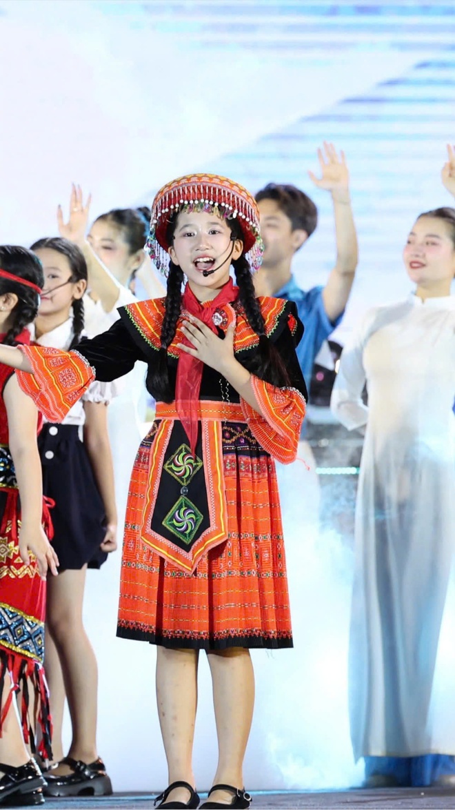 Ca sĩ nhí vừa biểu diễn cùng Hòa Minzy trên Quảng trường Ba Đình là ai?- Ảnh 4. Ca sĩ nhí vừa biểu diễn cùng Hòa Minzy trên Quảng trường Ba Đình là ai?- Ảnh 4.