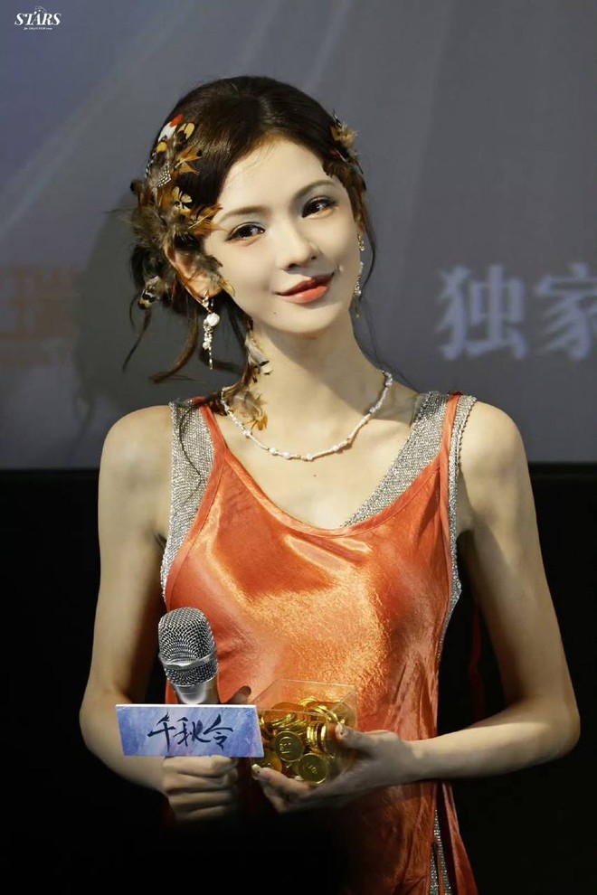 Mỹ nhân được ví như "búp bê sống", từng ngồi ăn cũng gây sốt nay ép cân gầy đáng báo động- Ảnh 2.