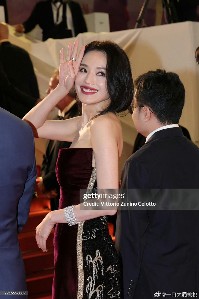 Hot lại ảnh Thư Kỳ dự Cannes 20 năm trước: Nhan sắc U50 áp đảo, không ai "lão hóa ngược" đỉnh bằng- Ảnh 3. Hot lại ảnh Thư Kỳ dự Cannes 20 năm trước: Nhan sắc U50 áp đảo, không ai "lão hóa ngược" đỉnh bằng- Ảnh 3.