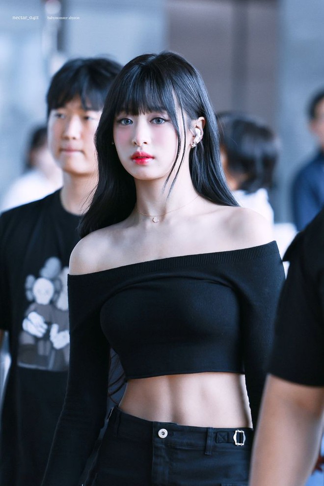 "Tiểu Jennie" bị soi đang cố hóp bụng dù vòng eo đã nhỏ lắm rồi- Ảnh 15. "Tiểu Jennie" bị soi đang cố hóp bụng dù vòng eo đã nhỏ lắm rồi- Ảnh 15.