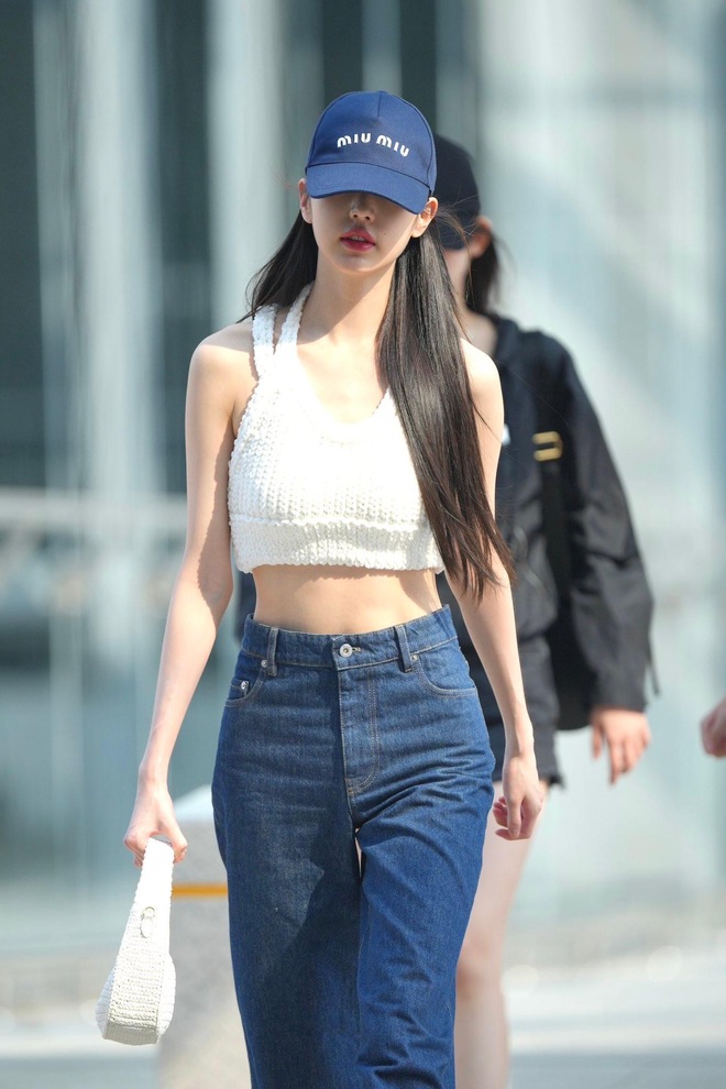 Cứ mix quần jeans theo 4 công thức này, đảm bảo bạn sẽ có outfit đẹp bất bại như loạt sao Hàn - Việt- Ảnh 1. Cứ mix quần jeans theo 4 công thức này, đảm bảo bạn sẽ có outfit đẹp bất bại như loạt sao Hàn - Việt- Ảnh 1.