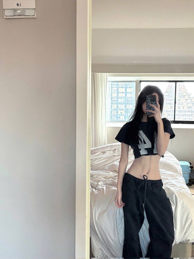 "Tiểu Jennie" bị soi đang cố hóp bụng dù vòng eo đã nhỏ lắm rồi- Ảnh 16. "Tiểu Jennie" bị soi đang cố hóp bụng dù vòng eo đã nhỏ lắm rồi- Ảnh 16.