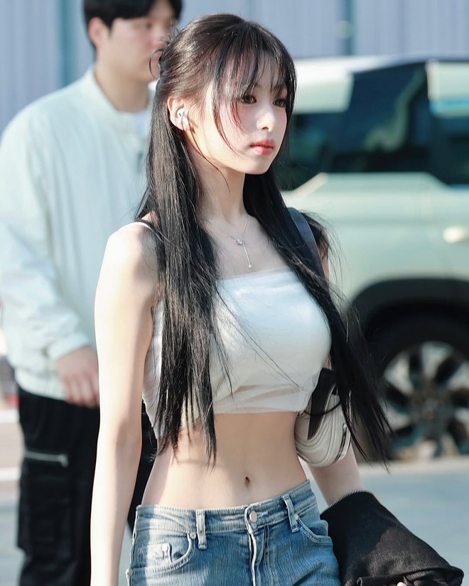 "Tiểu Jennie" bị soi đang cố hóp bụng dù vòng eo đã nhỏ lắm rồi- Ảnh 4. "Tiểu Jennie" bị soi đang cố hóp bụng dù vòng eo đã nhỏ lắm rồi- Ảnh 4.