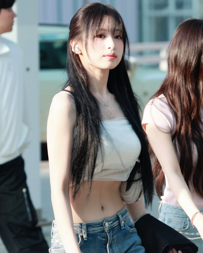 "Tiểu Jennie" bị soi đang cố hóp bụng dù vòng eo đã nhỏ lắm rồi- Ảnh 2. "Tiểu Jennie" bị soi đang cố hóp bụng dù vòng eo đã nhỏ lắm rồi- Ảnh 2.