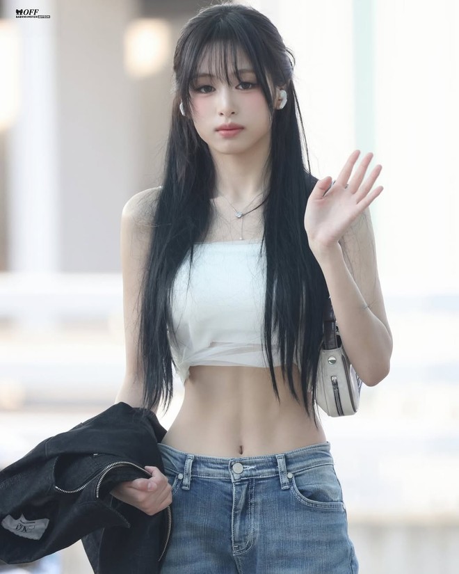 "Tiểu Jennie" bị soi đang cố hóp bụng dù vòng eo đã nhỏ lắm rồi- Ảnh 6. "Tiểu Jennie" bị soi đang cố hóp bụng dù vòng eo đã nhỏ lắm rồi- Ảnh 6.