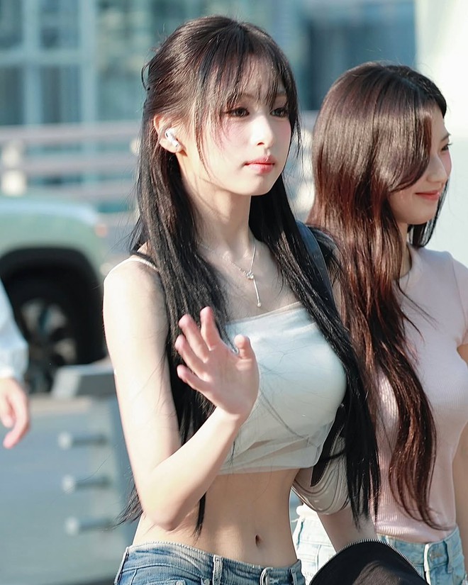 "Tiểu Jennie" bị soi đang cố hóp bụng dù vòng eo đã nhỏ lắm rồi- Ảnh 3. "Tiểu Jennie" bị soi đang cố hóp bụng dù vòng eo đã nhỏ lắm rồi- Ảnh 3.