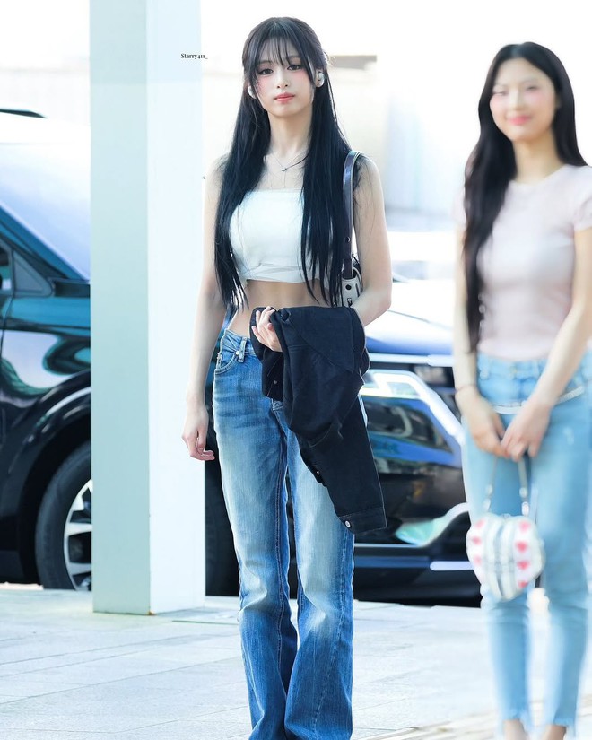 "Tiểu Jennie" bị soi đang cố hóp bụng dù vòng eo đã nhỏ lắm rồi- Ảnh 7. "Tiểu Jennie" bị soi đang cố hóp bụng dù vòng eo đã nhỏ lắm rồi- Ảnh 7.