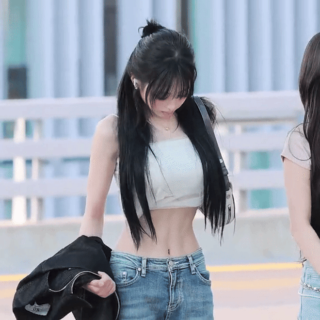 "Tiểu Jennie" bị soi đang cố hóp bụng dù vòng eo đã nhỏ lắm rồi- Ảnh 9. "Tiểu Jennie" bị soi đang cố hóp bụng dù vòng eo đã nhỏ lắm rồi- Ảnh 9.