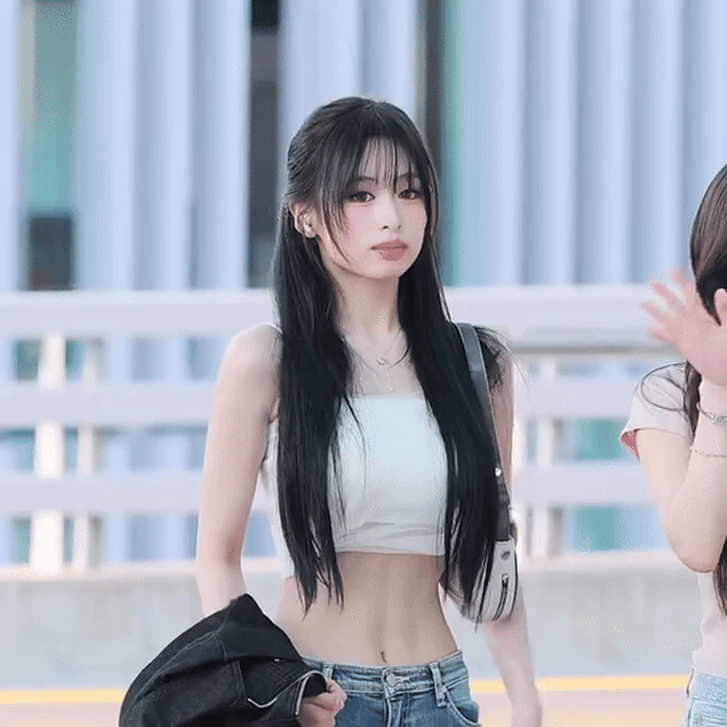 "Tiểu Jennie" bị soi đang cố hóp bụng dù vòng eo đã nhỏ lắm rồi- Ảnh 10. "Tiểu Jennie" bị soi đang cố hóp bụng dù vòng eo đã nhỏ lắm rồi- Ảnh 10.