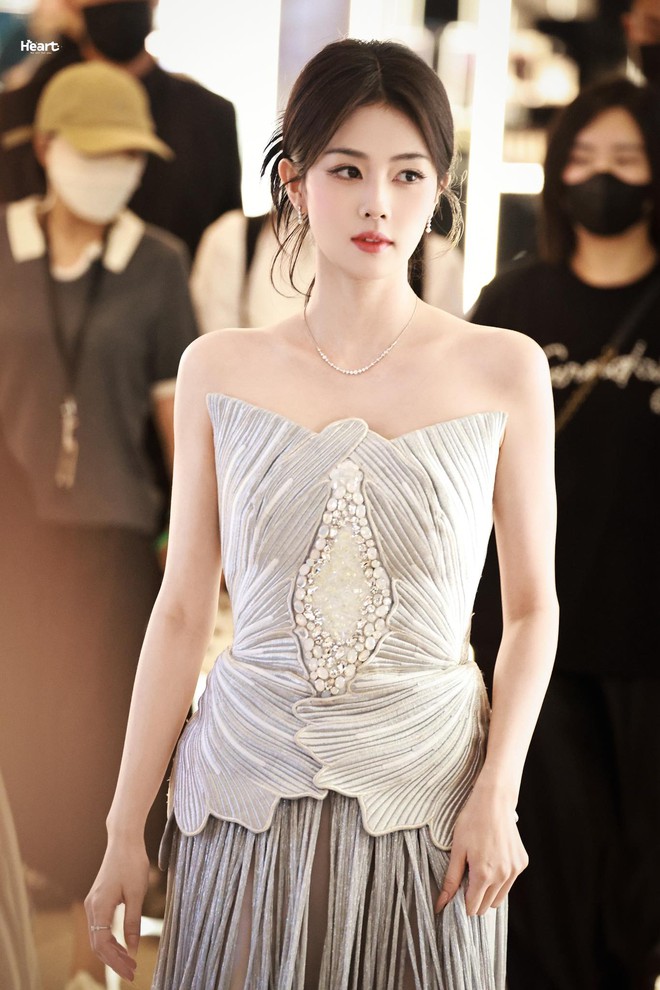 "Nữ thần thế hệ mới" số 1 Hoa ngữ hiện tại: Chủ nhân đào hoa nhãn đúng nghĩa, zoom cận lấp lánh như sao trời- Ảnh 3. "Nữ thần thế hệ mới" số 1 Hoa ngữ hiện tại: Chủ nhân đào hoa nhãn đúng nghĩa, zoom cận lấp lánh như sao trời- Ảnh 3.