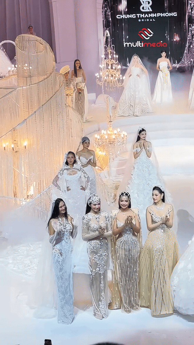 Làm show cùng ngày: NTK Chung Thanh Phong được khen mãn nhãn, NTK Đỗ Mạnh Cường bị chê nhạt- Ảnh 1. Làm show cùng ngày: NTK Chung Thanh Phong được khen mãn nhãn, NTK Đỗ Mạnh Cường bị chê nhạt- Ảnh 1.