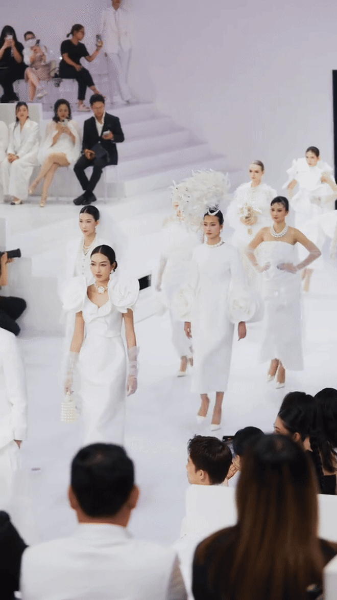 Làm show cùng ngày: NTK Chung Thanh Phong được khen mãn nhãn, NTK Đỗ Mạnh Cường bị chê nhạt- Ảnh 3. Làm show cùng ngày: NTK Chung Thanh Phong được khen mãn nhãn, NTK Đỗ Mạnh Cường bị chê nhạt- Ảnh 3.