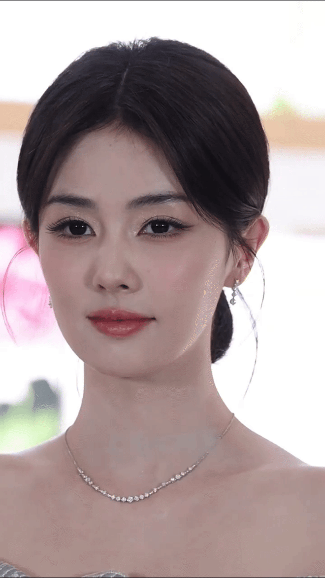 "Nữ thần thế hệ mới" số 1 Hoa ngữ hiện tại: Chủ nhân đào hoa nhãn đúng nghĩa, zoom cận lấp lánh như sao trời- Ảnh 2. "Nữ thần thế hệ mới" số 1 Hoa ngữ hiện tại: Chủ nhân đào hoa nhãn đúng nghĩa, zoom cận lấp lánh như sao trời- Ảnh 2.