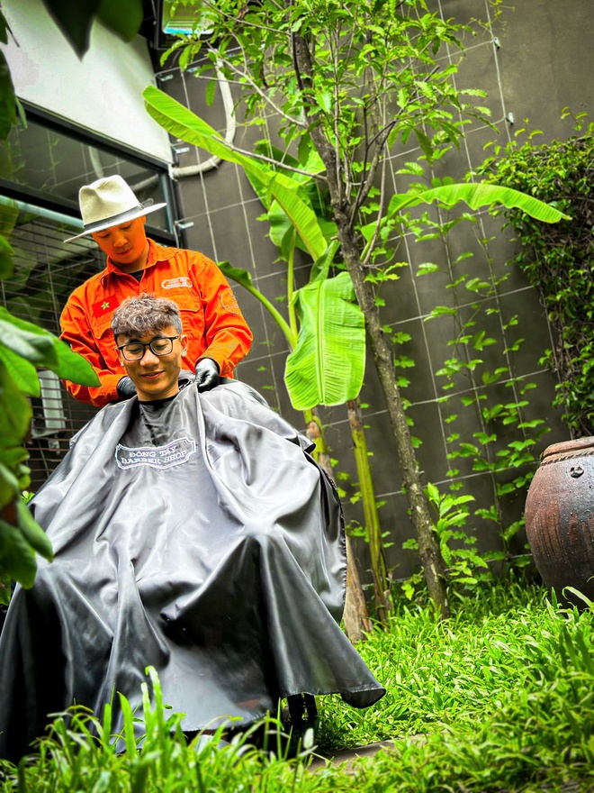 Chi hàng trăm triệu phủ xanh, chuỗi tiệm cắt tóc khiến khách choáng ngợp khi bước vào, tưởng sai địa chỉ- Ảnh 2. Chi hàng trăm triệu phủ xanh, chuỗi tiệm cắt tóc khiến khách choáng ngợp khi bước vào, tưởng sai địa chỉ- Ảnh 2.