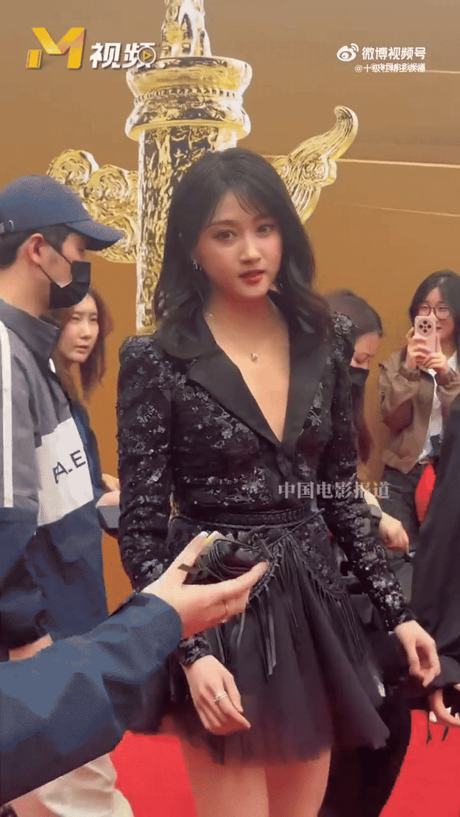 Mỹ nhân nổi danh Cbiz nhận mưa chê bai vì makeup dìm nhan sắc, netizen nhận xét “không bằng hot girl mạng”- Ảnh 9. Mỹ nhân nổi danh Cbiz nhận mưa chê bai vì makeup dìm nhan sắc, netizen nhận xét “không bằng hot girl mạng”- Ảnh 9.