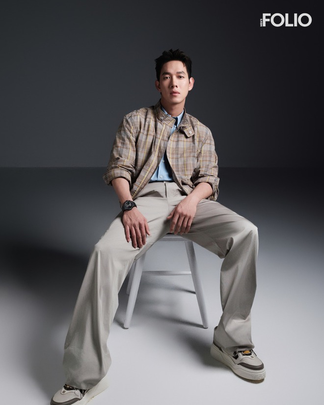 Tới Song Luân nằm chụp cũng dính drama: Concept y chang ảnh đế Yoo Ah In, khác nhau mỗi cái đồng hồ- Ảnh 7. Tới Song Luân nằm chụp cũng dính drama: Concept y chang ảnh đế Yoo Ah In, khác nhau mỗi cái đồng hồ- Ảnh 7.