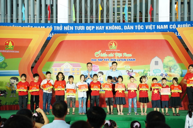 1.300 em thiếu nhi Bắc Giang tham dự Ngày hội “Thiếu nhi Việt Nam - Học tập tốt, rèn luyện chăm”- Ảnh 3. 1.300 em thiếu nhi Bắc Giang tham dự Ngày hội “Thiếu nhi Việt Nam - Học tập tốt, rèn luyện chăm”- Ảnh 3.