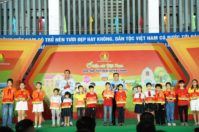 1.300 em thiếu nhi Bắc Giang tham dự Ngày hội “Thiếu nhi Việt Nam - Học tập tốt, rèn luyện chăm”- Ảnh 2. 1.300 em thiếu nhi Bắc Giang tham dự Ngày hội “Thiếu nhi Việt Nam - Học tập tốt, rèn luyện chăm”- Ảnh 2.