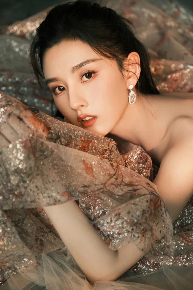 Đôi môi trái tim đẹp quá mức của nữ chính Khom Lưng gây tranh cãi, fan phải vội minh oan- Ảnh 7. Đôi môi trái tim đẹp quá mức của nữ chính Khom Lưng gây tranh cãi, fan phải vội minh oan- Ảnh 7.