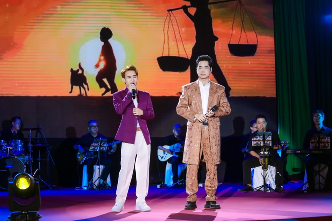 Quán quân Tuyệt đỉnh song ca nhí tìm gặp danh ca Ngọc Sơn, gọi là "sư ông" và xin 1 việc- Ảnh 4. Quán quân Tuyệt đỉnh song ca nhí tìm gặp danh ca Ngọc Sơn, gọi là "sư ông" và xin 1 việc- Ảnh 4.