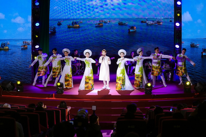 Quán quân Tuyệt đỉnh song ca nhí tìm gặp danh ca Ngọc Sơn, gọi là "sư ông" và xin 1 việc- Ảnh 1. Quán quân Tuyệt đỉnh song ca nhí tìm gặp danh ca Ngọc Sơn, gọi là "sư ông" và xin 1 việc- Ảnh 1.