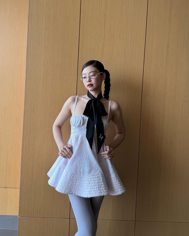 Cô gái có chiều cao khiêm tốn lại là IT Girl toàn cầu, chứng minh: Chỉ cần mặc đẹp, dẫu không cao thì người khác vẫn ngước nhìn!- Ảnh 3. Cô gái có chiều cao khiêm tốn lại là IT Girl toàn cầu, chứng minh: Chỉ cần mặc đẹp, dẫu không cao thì người khác vẫn ngước nhìn!- Ảnh 3.
