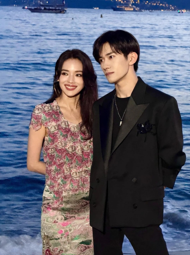 Thư Kỳ cân đồ đỉnh cao, màu “sến” thế này mà vẫn đẹp được!- Ảnh 3. Thư Kỳ cân đồ đỉnh cao, màu “sến” thế này mà vẫn đẹp được!- Ảnh 3.