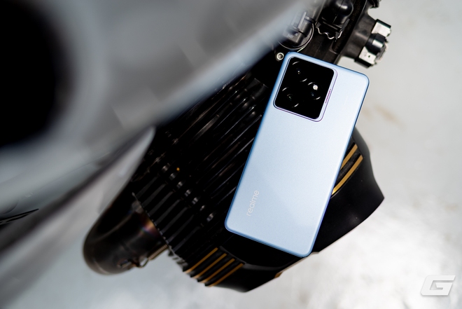 Cận cảnh chiếc điện thoại realme vừa ra mắt mang danh “flagship killer”- Ảnh 3. Cận cảnh chiếc điện thoại realme vừa ra mắt mang danh “flagship killer”- Ảnh 3.