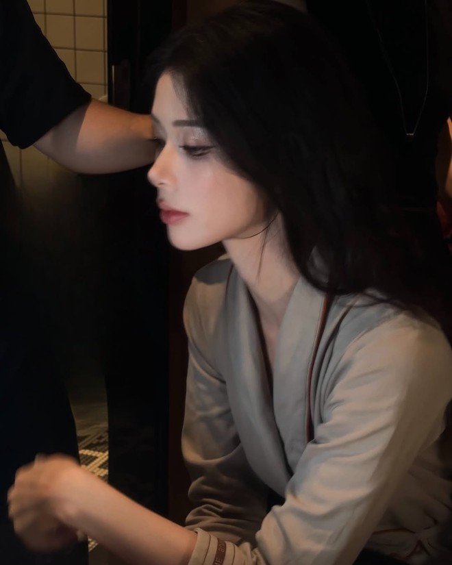 Mỹ nữ váy trắng bước lả lướt khiến dân tình điêu đứng, đang là hot girl bỗng thành “nữ chính ngôn tình”- Ảnh 7. Mỹ nữ váy trắng bước lả lướt khiến dân tình điêu đứng, đang là hot girl bỗng thành “nữ chính ngôn tình”- Ảnh 7.