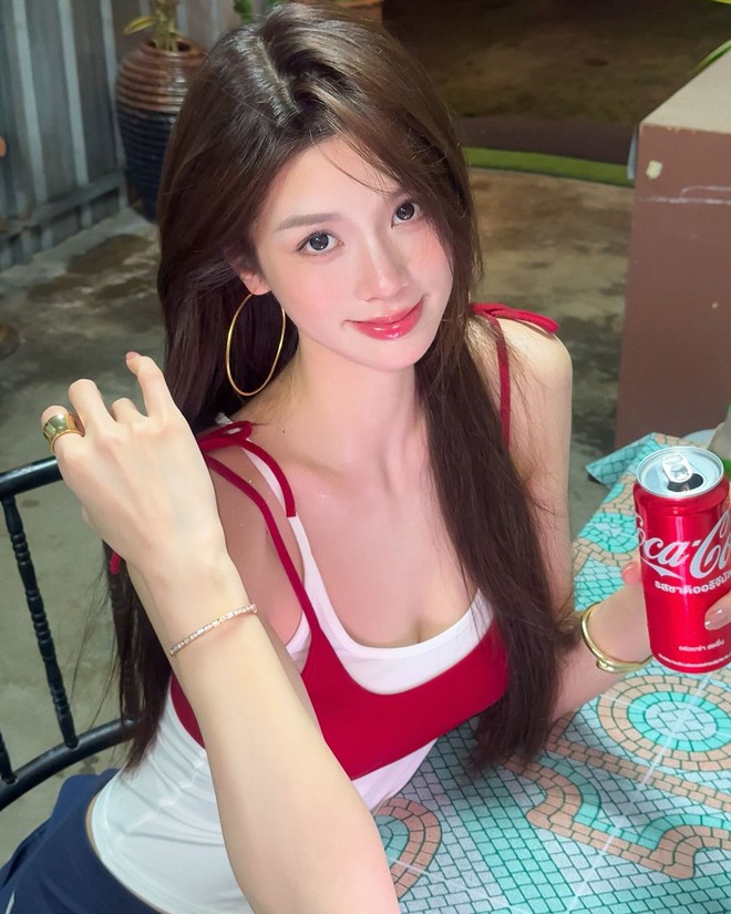 Mỹ nữ váy trắng bước lả lướt khiến dân tình điêu đứng, đang là hot girl bỗng thành “nữ chính ngôn tình”- Ảnh 9. Mỹ nữ váy trắng bước lả lướt khiến dân tình điêu đứng, đang là hot girl bỗng thành “nữ chính ngôn tình”- Ảnh 9.