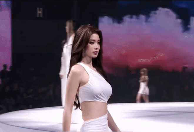 Mỹ nữ váy trắng bước lả lướt khiến dân tình điêu đứng, đang là hot girl bỗng thành “nữ chính ngôn tình”- Ảnh 3. Mỹ nữ váy trắng bước lả lướt khiến dân tình điêu đứng, đang là hot girl bỗng thành “nữ chính ngôn tình”- Ảnh 3.