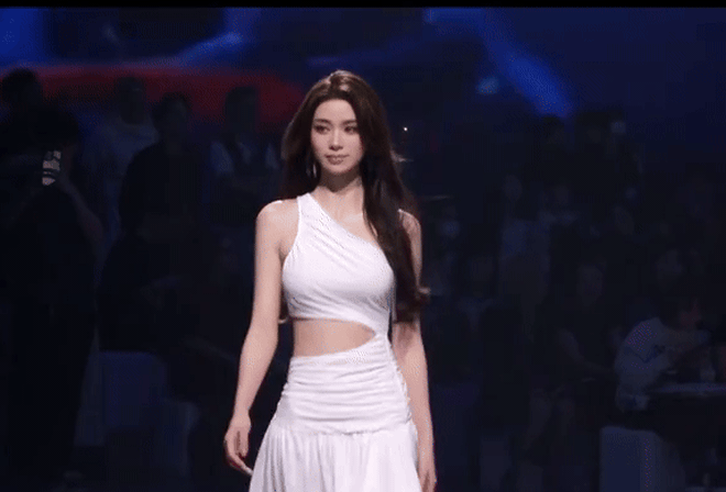 Mỹ nữ váy trắng bước lả lướt khiến dân tình điêu đứng, đang là hot girl bỗng thành “nữ chính ngôn tình”- Ảnh 4. Mỹ nữ váy trắng bước lả lướt khiến dân tình điêu đứng, đang là hot girl bỗng thành “nữ chính ngôn tình”- Ảnh 4.