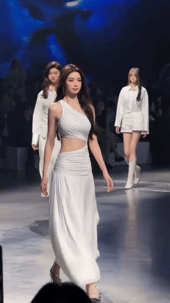 Mỹ nữ váy trắng bước lả lướt khiến dân tình điêu đứng, đang là hot girl bỗng thành “nữ chính ngôn tình”- Ảnh 2. Mỹ nữ váy trắng bước lả lướt khiến dân tình điêu đứng, đang là hot girl bỗng thành “nữ chính ngôn tình”- Ảnh 2.