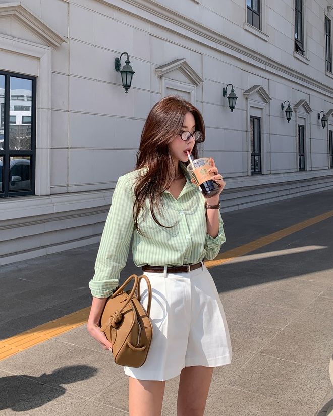5 mẫu áo sơ mi thịnh hành nhất hiện tại: Có thể phối đồ đơn giản vẫn sành điệu xuất sắc- Ảnh 4. 5 mẫu áo sơ nha cai hi88 thịnh hành nhất hiện tại: Có thể phối đồ đơn giản vẫn sành điệu xuất sắc- Ảnh 4.