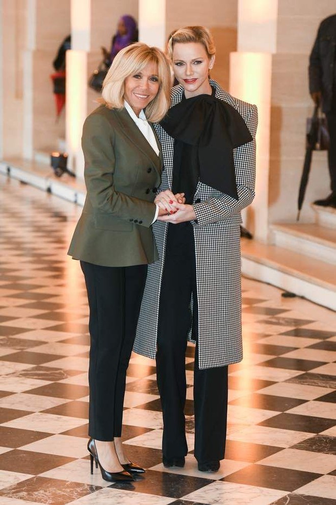 Phong cách sang chảnh của Đệ nhất Phu nhân Pháp Brigitte Macron: 72 tuổi nhưng mặc đồ nhiều người muốn học theo- Ảnh 28. Phong cách sang chảnh của Đệ nhất Phu nhân Pháp Brigitte Macron: 72 tuổi nhưng mặc đồ nhiều người muốn học theo- Ảnh 28.