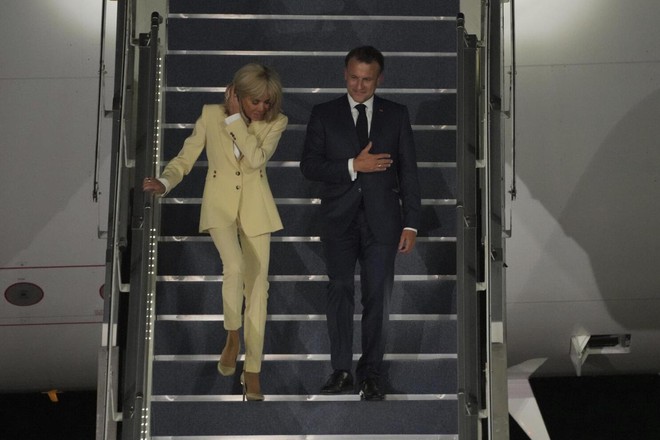 Phong cách sang chảnh của Đệ nhất Phu nhân Pháp Brigitte Macron: 72 tuổi nhưng mặc đồ nhiều người muốn học theo- Ảnh 29. Phong cách sang chảnh của Đệ nhất Phu nhân Pháp Brigitte Macron: 72 tuổi nhưng mặc đồ nhiều người muốn học theo- Ảnh 29.