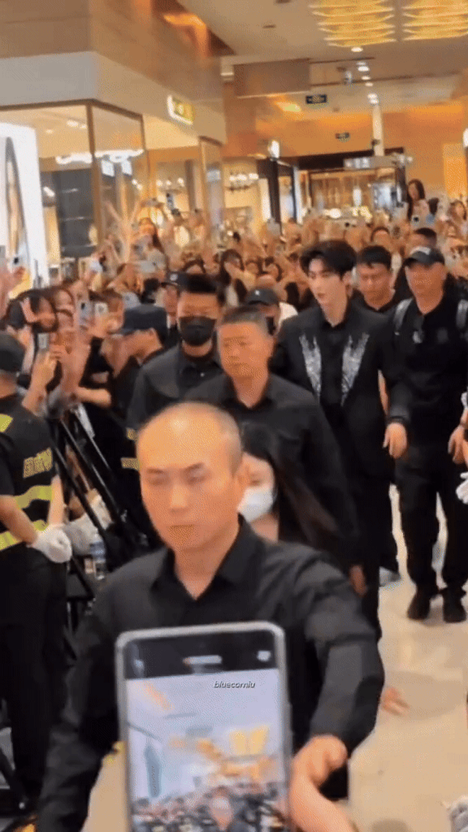 Nam thần 1m88 hút fan gây náo loạn trung tâm thương mại, sức ảnh hưởng ngày càng khủng khiếp!- Ảnh 3. Nam thần 1m88 hút fan gây náo loạn trung tâm thương mại, sức ảnh hưởng ngày càng khủng khiếp!- Ảnh 3.